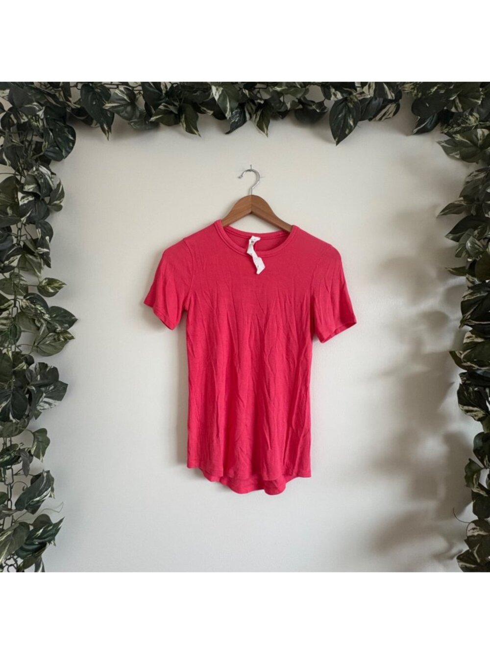 Lululemon Athletic Hold Tight Short Sleeve Shirt Lip Gloss Women’s Size 6